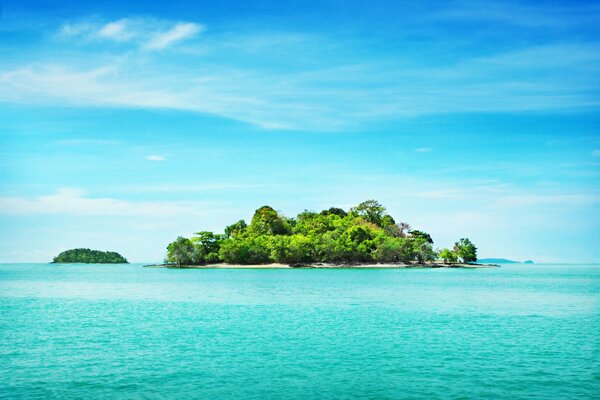 Isla en medio del mar azul