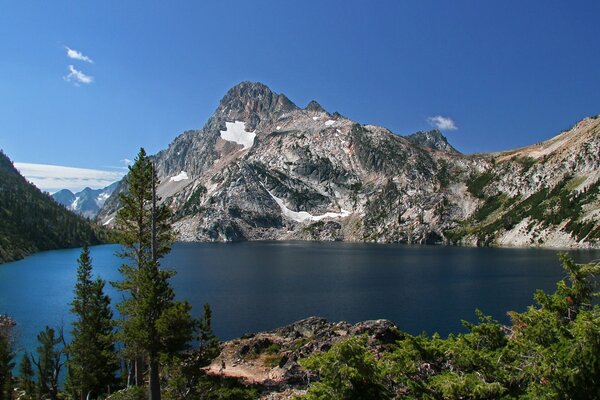 Blick vom Gipfel auf den Bergsee