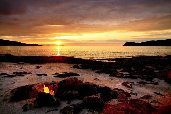 Sonnenuntergang am Strand im Winter