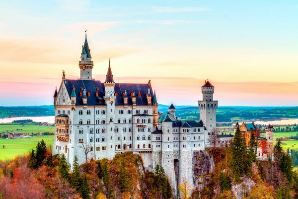 Ein prächtiges Schloss mit einer wunderschönen Landschaft