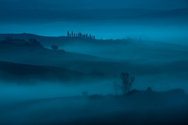 Nebbia mattutina su Montagne e campi