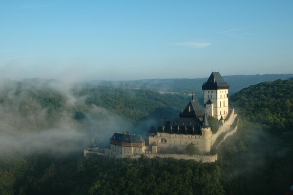 Nella Repubblica Ceca, un grande castello ha qualcuno che vive in esso