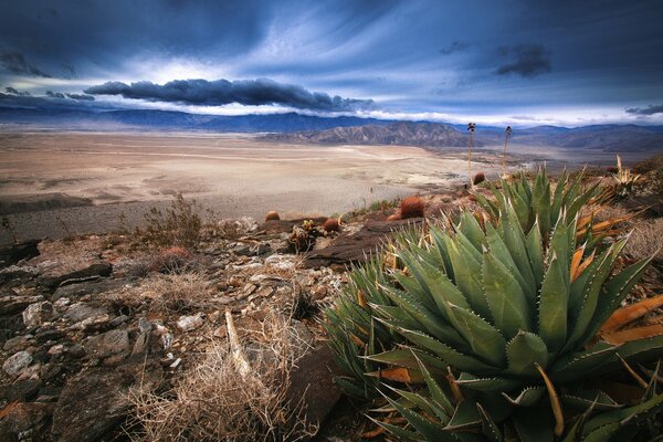 Paesaggio nel sud della California sullo sfondo di una tempesta