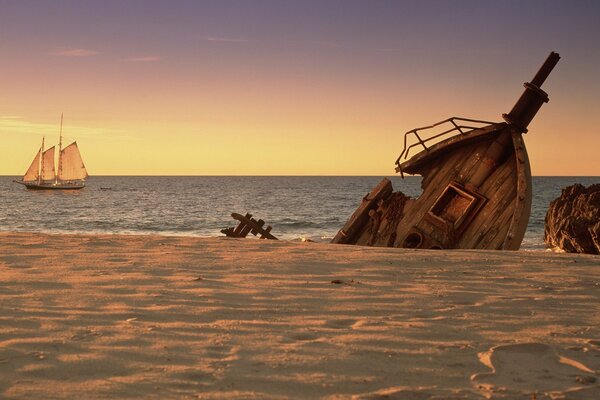 Verlassenes Schiff am Sandstrand