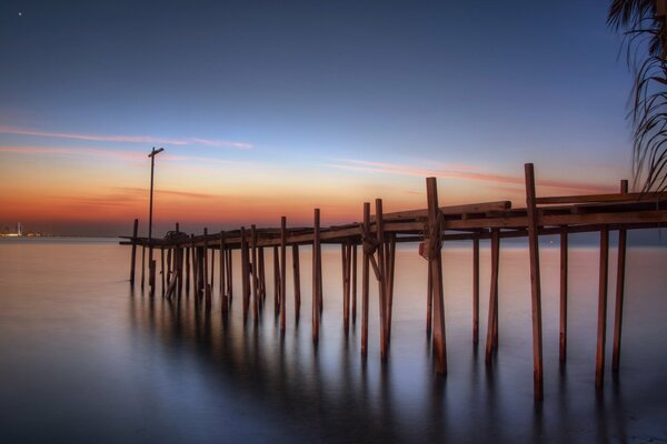 Sonnenaufgang am Pier der Stadt Bahrain