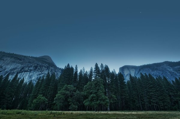 Dolina Yosemite w Kalifornii, błękitne niebo