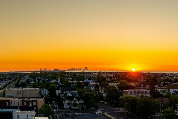 Coucher de soleil de la hauteur des toits de la ville