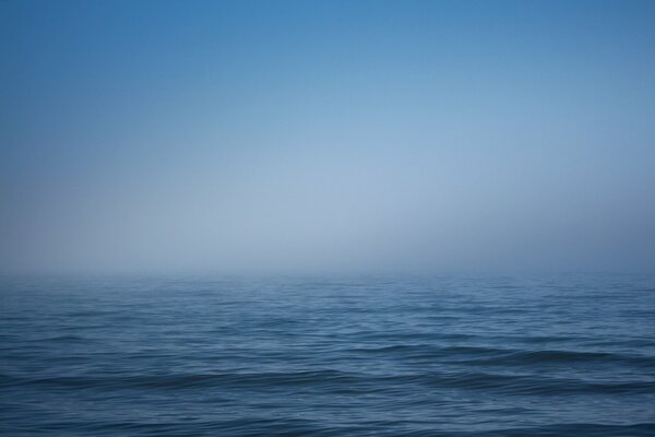 Brouillard blanc sur la mer bleue