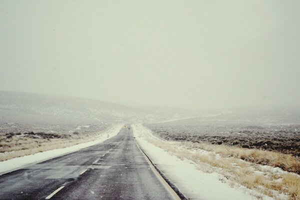 Camino de invierno en la nieve