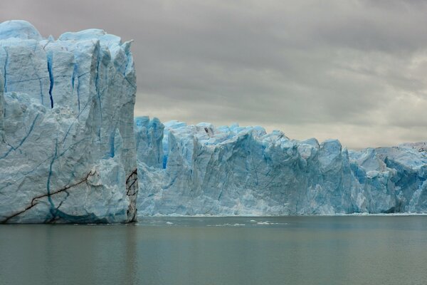 Eisige Klippen im Meer in Argentinien