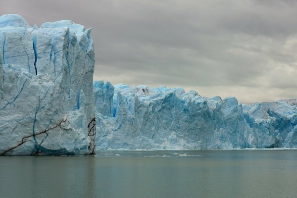 Rocas heladas en el mar en Argentina
