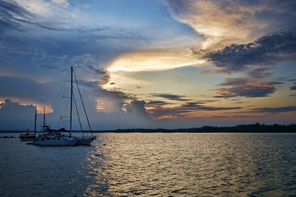 Boote vor dem Hintergrund der abendlichen Wolken