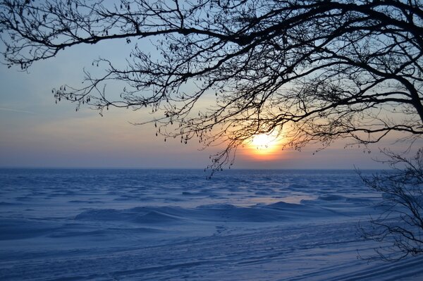 Congères de neige sur fond de coucher de soleil