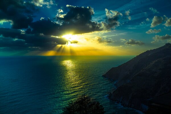 Orizzonte solare con nuvole e Oceano