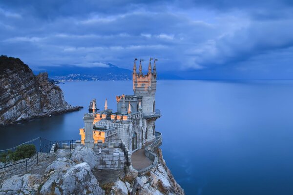 Nido di dastochkino in Crimea sullo sfondo del mare