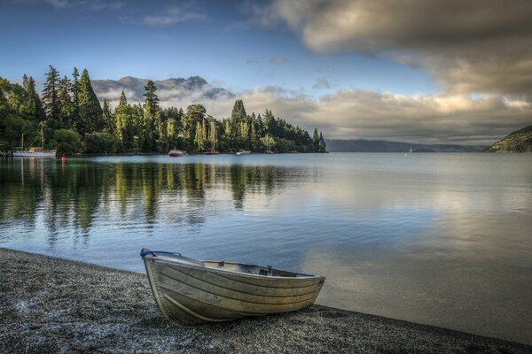 Lagos de nueva Zelanda, barco en el lago, vistas al lago