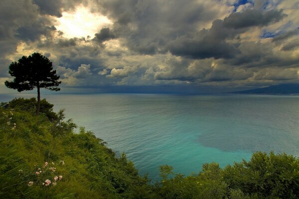 Türkisfarbener Golf von Neapel vor dem Hintergrund der Wolken