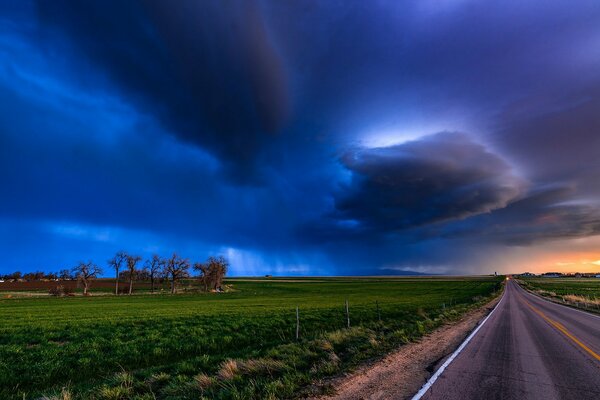 El camino que va a la distancia. el cielo en las nubes