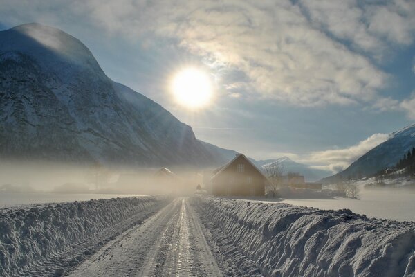 Route à travers la neige sur une journée ensoleillée glaciale