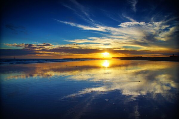 Puesta de sol en el reflejo de la superficie acuática del océano Atlántico