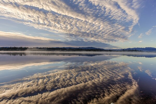 Reflejo celeste en el lago Kirchsee