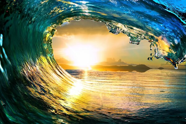 Wellen des Ozeans bei Sonnenuntergang