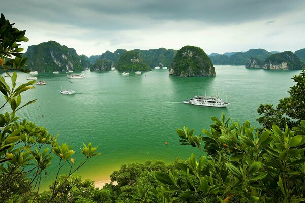 Vietnamesische grüne Bucht und Yachten in der Ferne