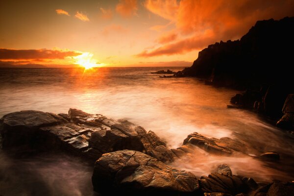 Coucher de soleil de feu sur la plage