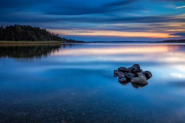 Agua tranquila. Piedras en el agua