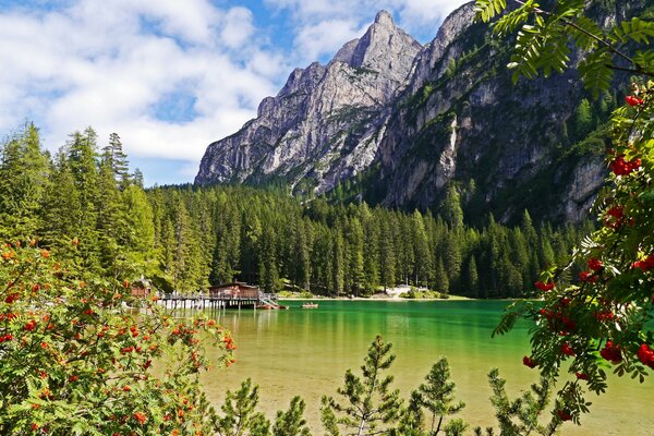 Montañas en Italia. Hermoso lago