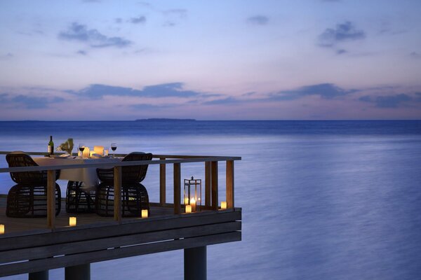 Cena romántica junto al mar