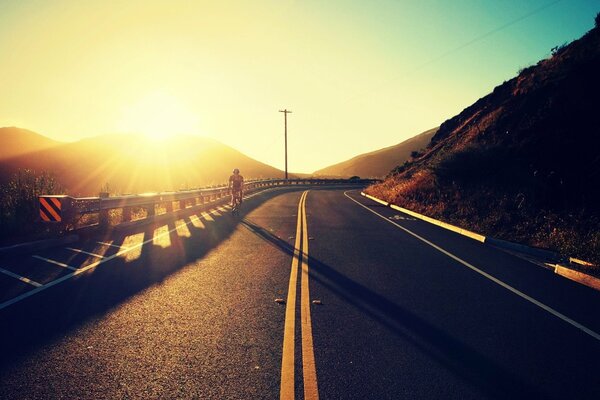 Cycliste sur une route plate