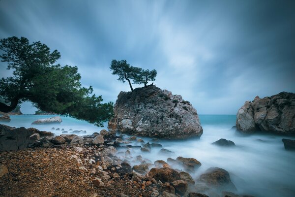 Piedras en la orilla del mar. Rocas en la playa