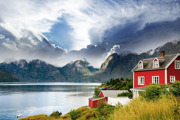 Casa en Noruega a orillas de un lago de montaña