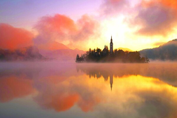 Castello nella nebbia, Castello sull Isola, castello nel centro del Lago sull Isola