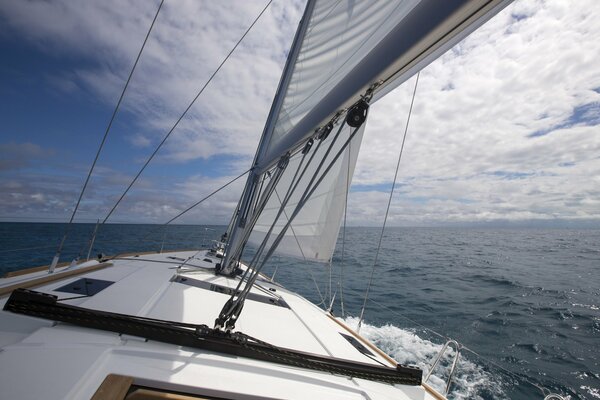 Photo yacht marchant dans la mer