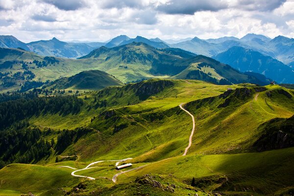 Landschaft der berggrünen Straße