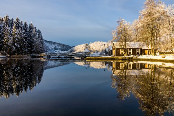 Maison d hiver au bord du lac