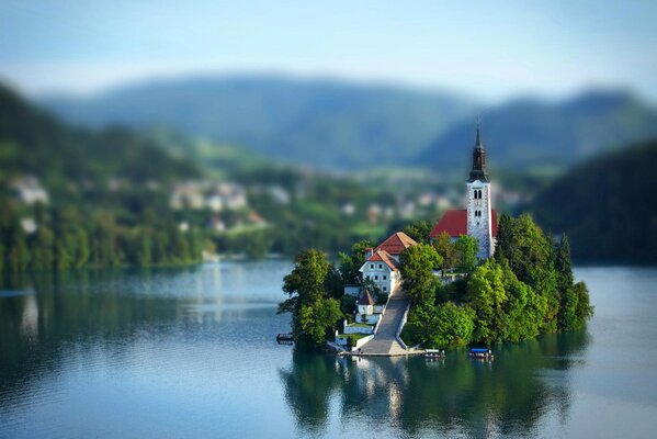 Eine mysteriöse Kirche in Slowenien inmitten des Sees