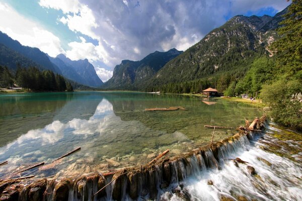 Foto della natura con il lago della foresta