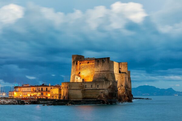 Forteresse de Naples au bord de la mer