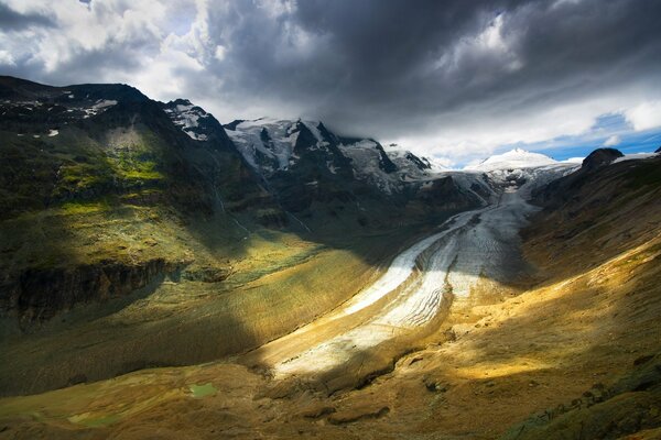 Longue route dans les montagnes