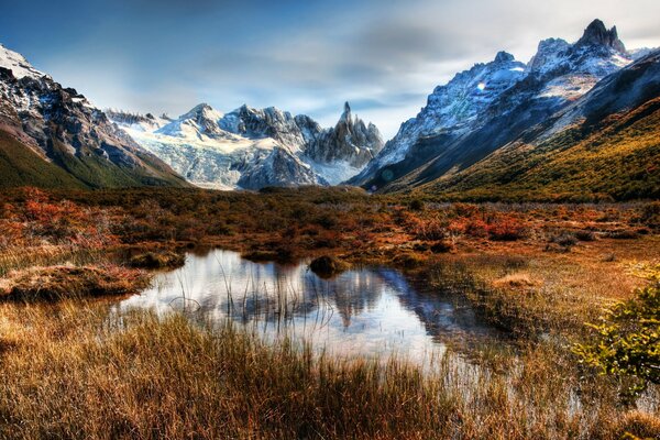 Belle nature sur fond de grandes falaises et montagnes