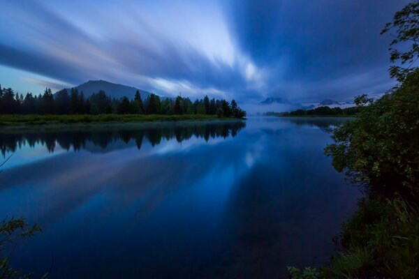 El fascinante reflejo del cielo azul en el agua