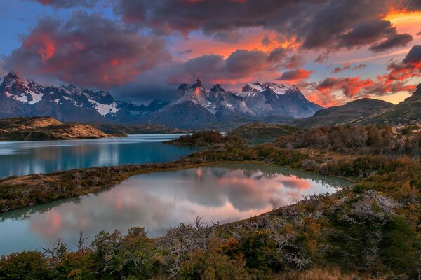 Rivière en Patagonie sur fond de montagnes