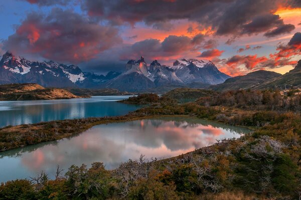 Rzeka w Patagonii na tle gór