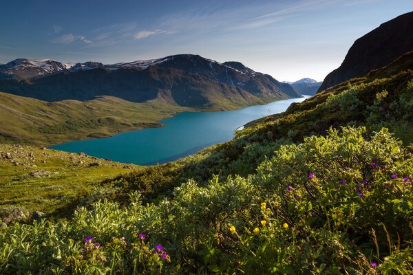 Fotografia di una cresta in Norvegia vicino a un lago