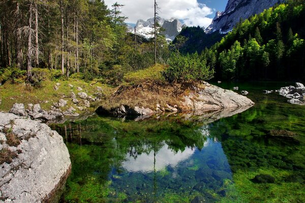 Ein See im Bergtal. Österreich