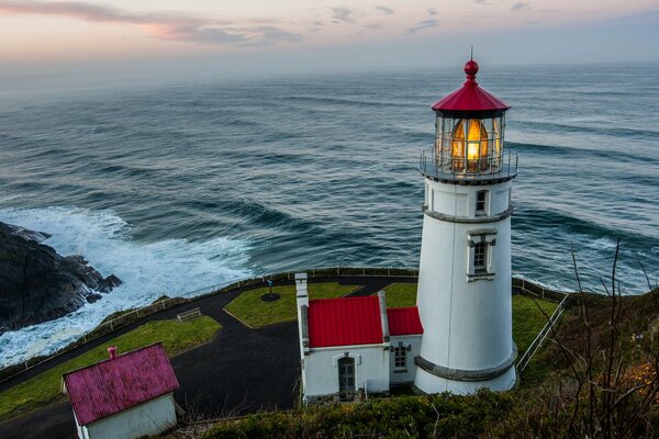 Leuchtturm auf einem Felsen am Meer