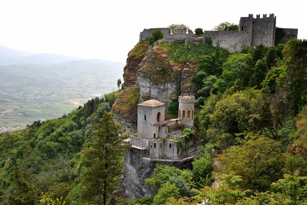 Château parmi les rochers et les arbres en Italie